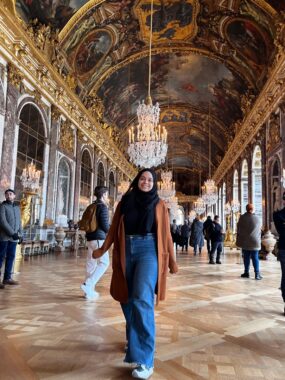 Una mujer en el Salón de los Espejos del Palacio de Versalles.